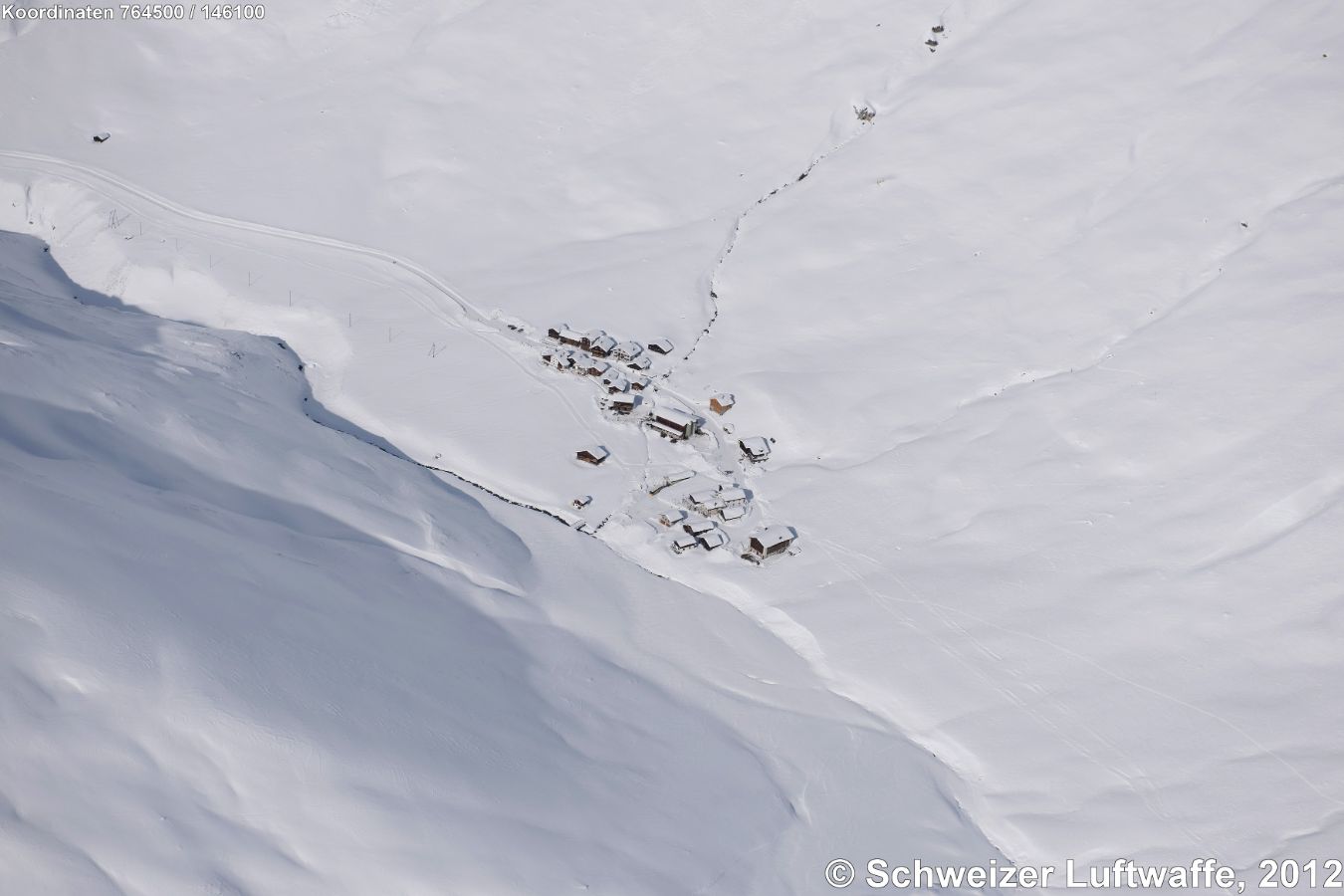 Ober - Juf und Under, Blick von SE her. - Gut sichtbar der Muttabach, der von der 'Seeflüe' (2681 m.ü.M.) her in den Jufer Rhein fliesst.